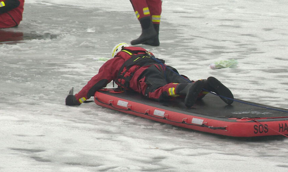 Korčuľovanie na tenkom ľade môže skončiť tragicky. Záchranári radia, čo robiť pri prepadnutí ľadu