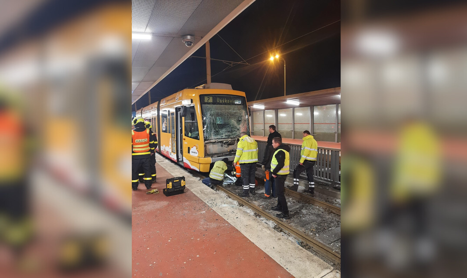 Ranná zrážka električiek ochromila dopravu. Hasiči vyslobodzovali zakliesnenú vodičku