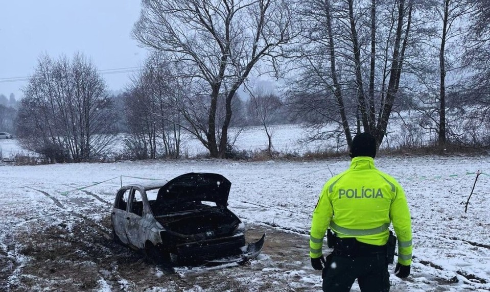 Plamene pohltili auto pri Detve: Polícia vo vnútri objavila zhorené telo