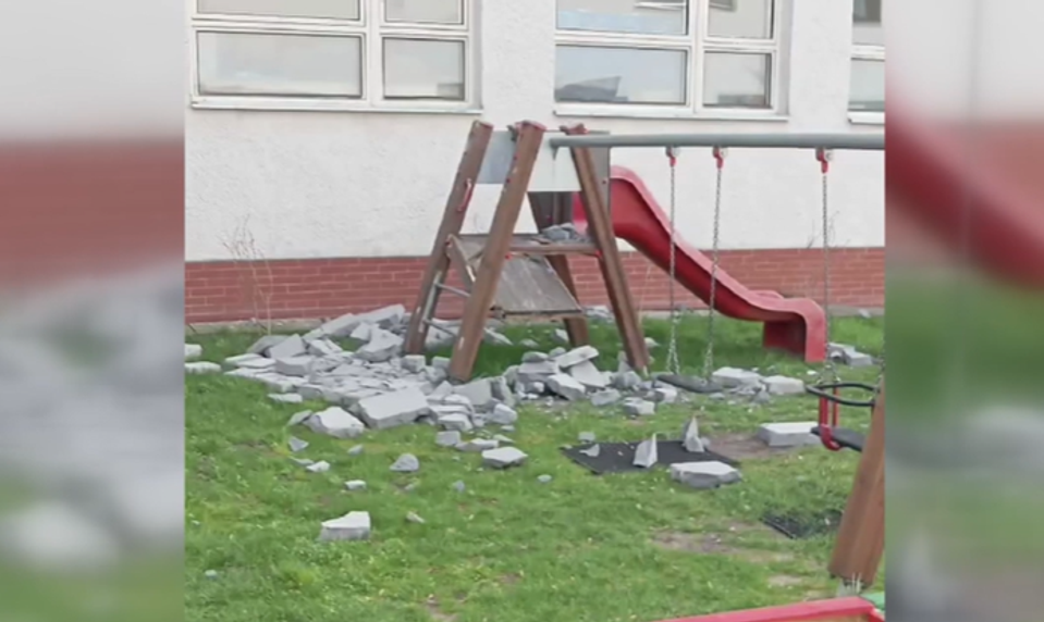 Na detské ihrisko v areáli školy spadli kusy tvárnic. Išlo údajne o nelegálnu stavbu