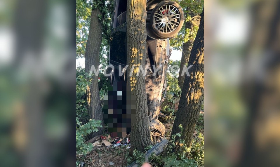 Muž (†30) zomrel pri tragickej nehode. Auto skončilo po náraze zapichnuté v zemi