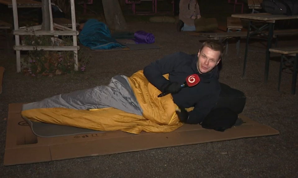 Reportér TV JOJ Jakub Prok strávil NOC VONKU. Podujatie upozorňuje na rastúcu chudobu