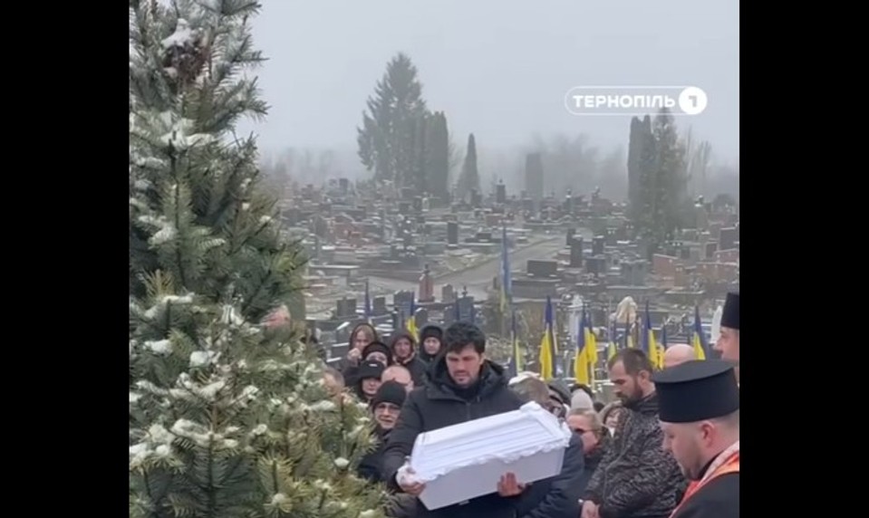 Pri útoku na Ternopiľ prišiel o celú rodinu. Otec na pohrebe kolísal rakvu svojho synčeka