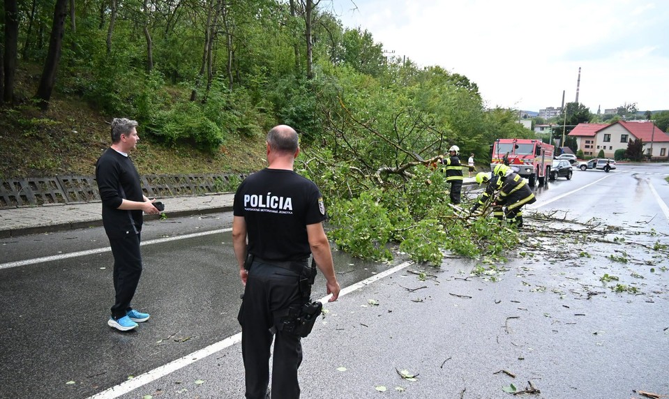 Východ Slovenska bičovalo krupobitie. Ničilo autá aj strechy