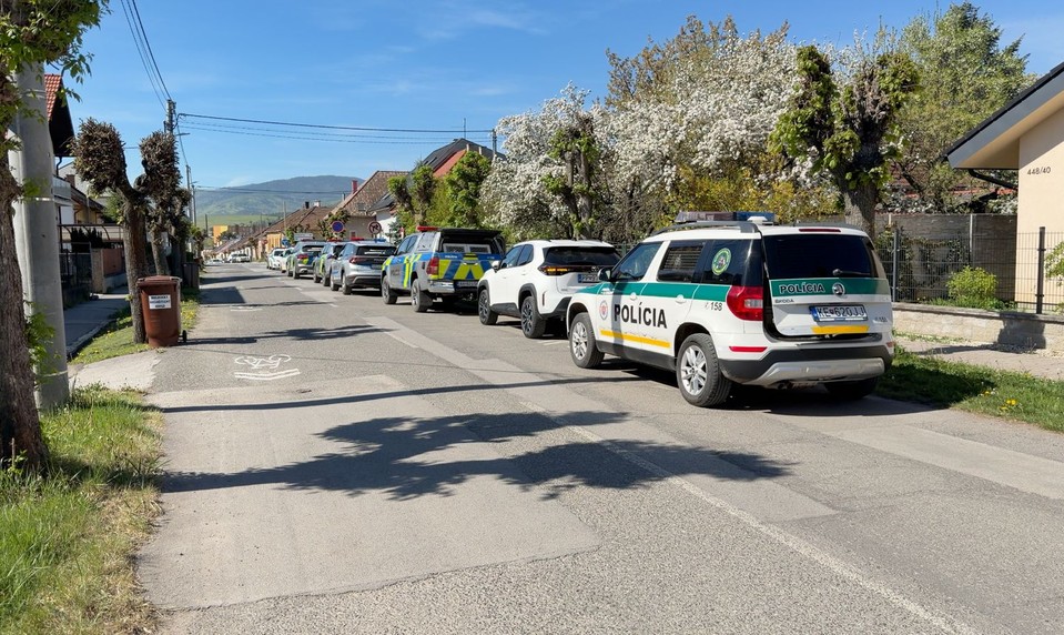 Lupič vtrhol na benzínku s nožom. Po vyhrážaní utiekol