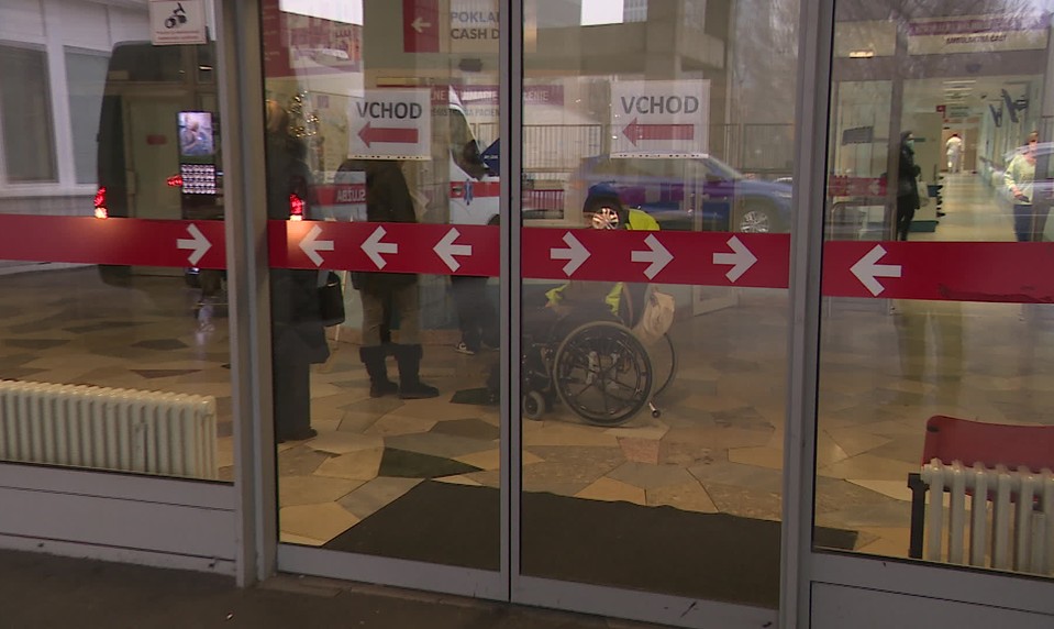 Chceli mu urobiť test na Covid. Napadol lekárku aj sestričku. Na urgente v Ružinove zasahovalo 15 policajtov