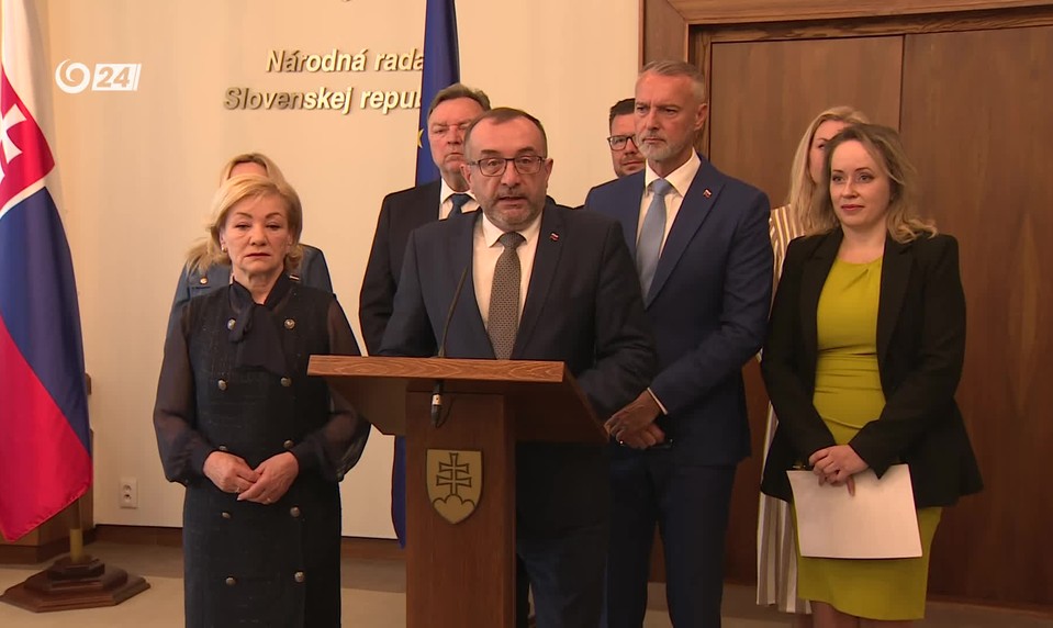 Hlas navrhuje zmraziť platy a paušálne náhrady. Kamenický má ukázať solidaritu s ľuďmi