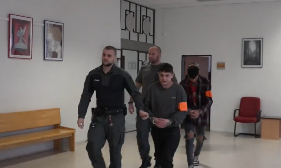 Dvaja mladíci vyliali staršiemu mužovi do tváre riedidlo a okradli ho