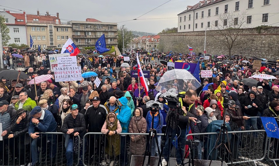 Zrušenie voľby zo zahraničia vyhnalo ľudí do ulíc. Protesty sú aj v Prahe a Bruseli