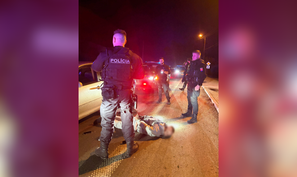 Vodič pod vplyvom drog unikal hliadke, zastavila ho porucha na aute