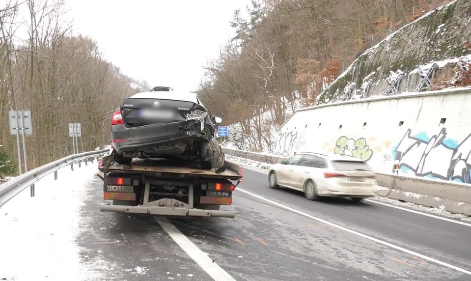 Cesta z Handlovej do Žiaru na Hronom je pre dopravnú nehodu neprejazdná