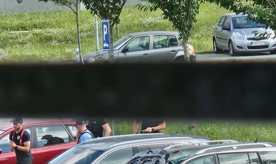 Z miesta sa šíril veľký dym: Na parkovisku v Nitre horelo auto