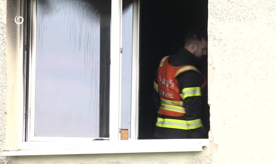 V bytovom dome vypukol požiar. Obyvateľ zraneniam podľahol