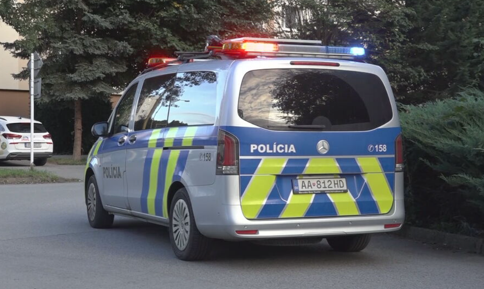 Smrteľná nehoda pri cintoríne vo Vrakuni: Vodič motocykla narazil do stĺpa, zraneniam podľahol