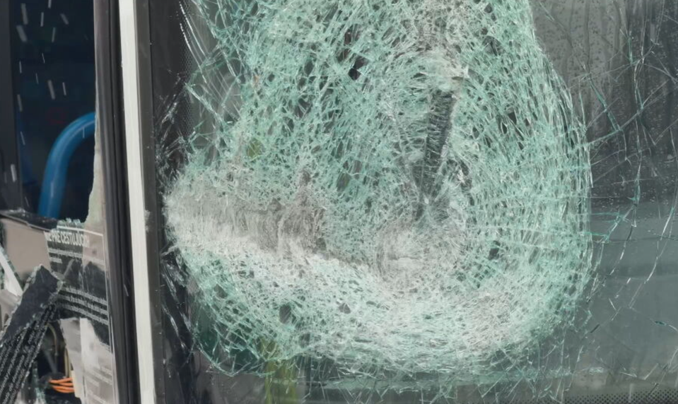 Opitý muž niesol posteľ cez cestu, zrazil ho autobus. Po nehode prišiel útok na vodiča