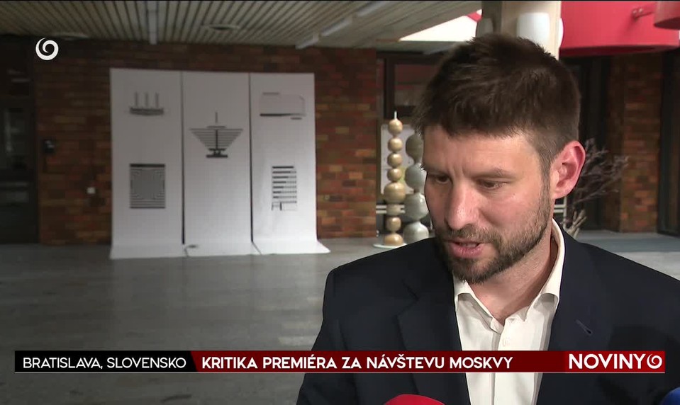 KRITIKA PREMIÉRA ZA NÁVŠTEVU MOSKVY