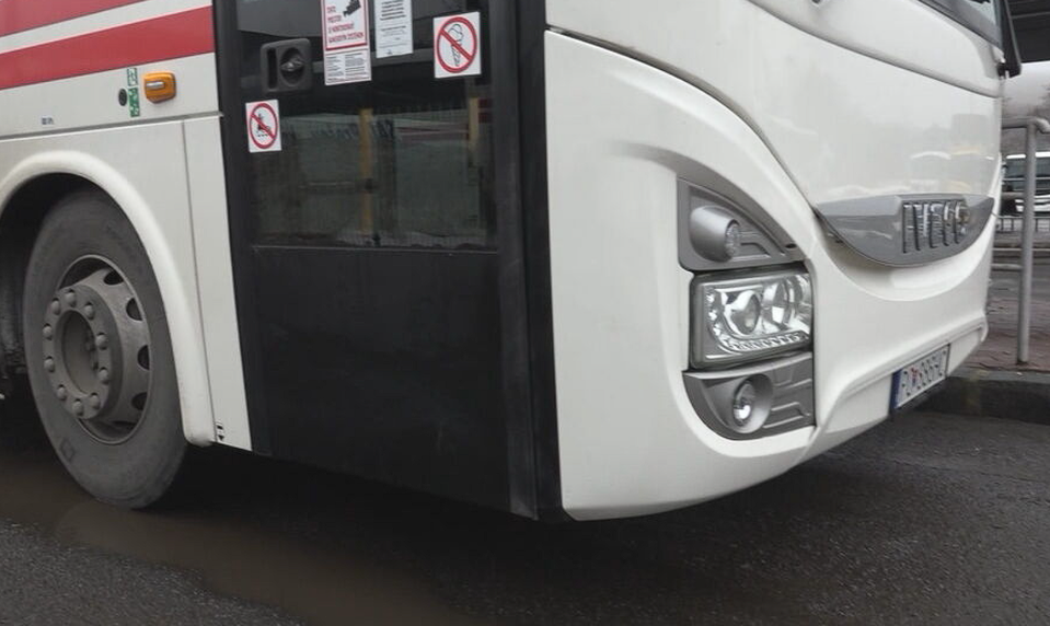 Zlodeji sa vlámali do autobusov v Bardejove. Svoju korisť si však dlho neužili