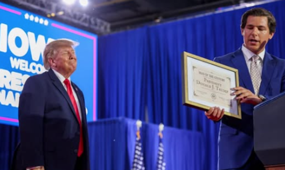 Trump dostal cenu Muž storočia. Vymysleli ju, pretože prezident nezískal Nobelovku