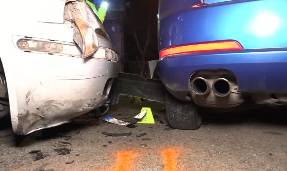 Na križovatke sa zrazili dve autá. Jeden z vodičov nemal doklady