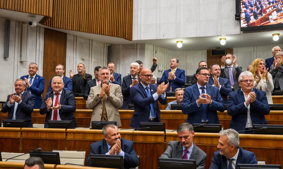 Anti-cenu Homofób roka získalo 90 poslancov. Za nimi skončili Huliak a Uhrík