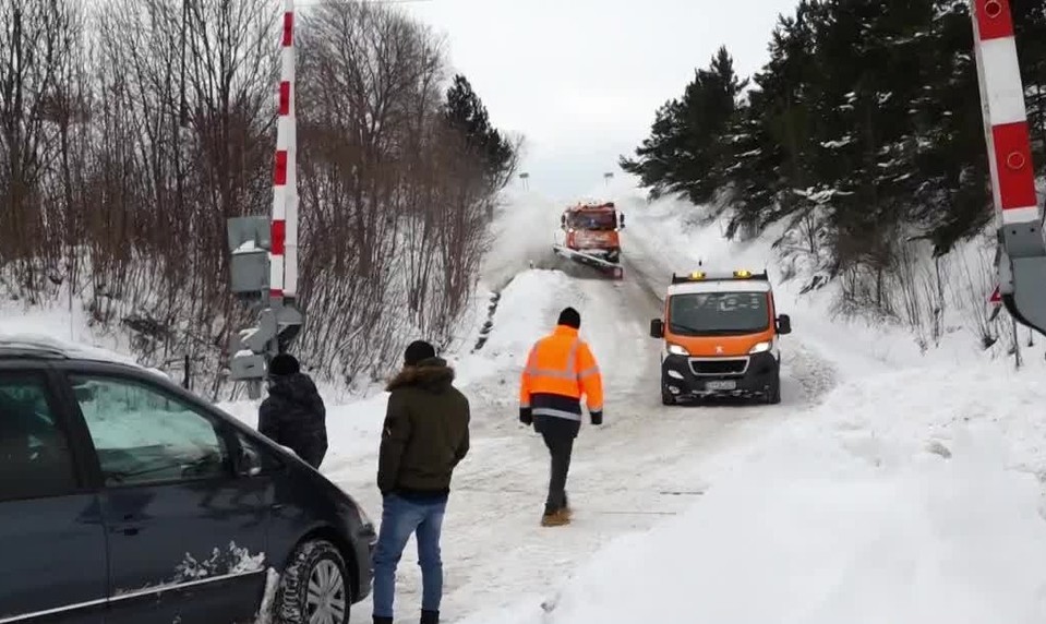 Cesta pod Tatrami každú zimu paralyzovaná: Vodiči kritizujú nedostatok techniky