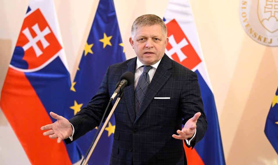 Téma zvážania migrantov sa vracia do hry. Fico ju otvoril v telefonáte s Magyarom