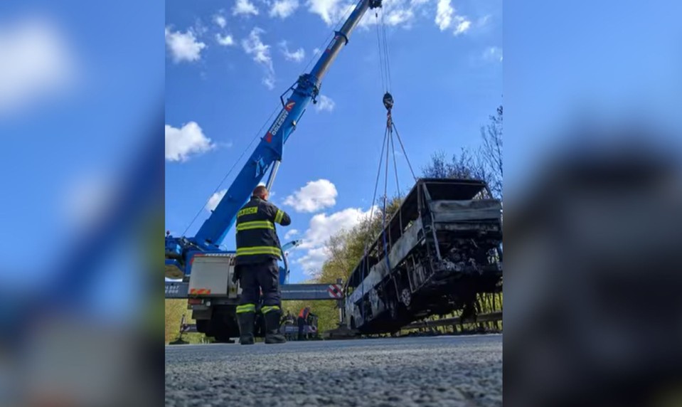 Autobus s cestujúcimi zasiahol rozsiahly požiar, pohltili ho plamene