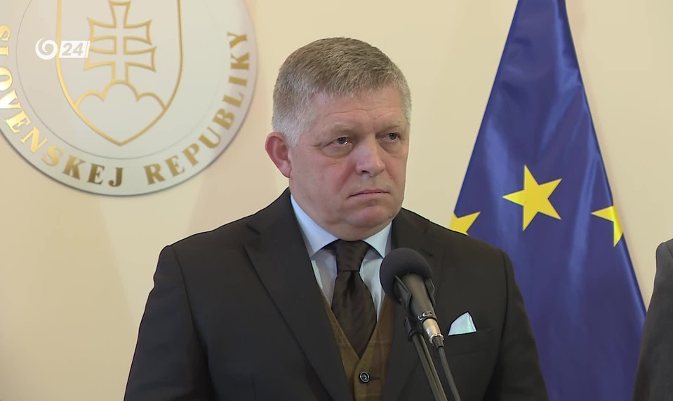 Ficovu debatu so študentmi v Poprade zrušili. Čakal ho tam nápis, že je zradca