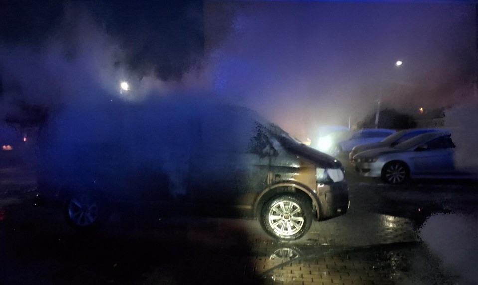 Požiar auta v Sládkovičove poškodil aj ďalšie vozidlo. Hasiči zasahovali od skorého rána