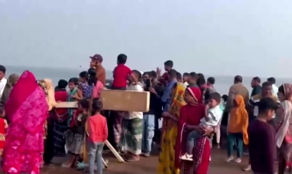 Autobus v Bangladéši sa zrútil do rieky: Hlásia najmenej 24 obetí