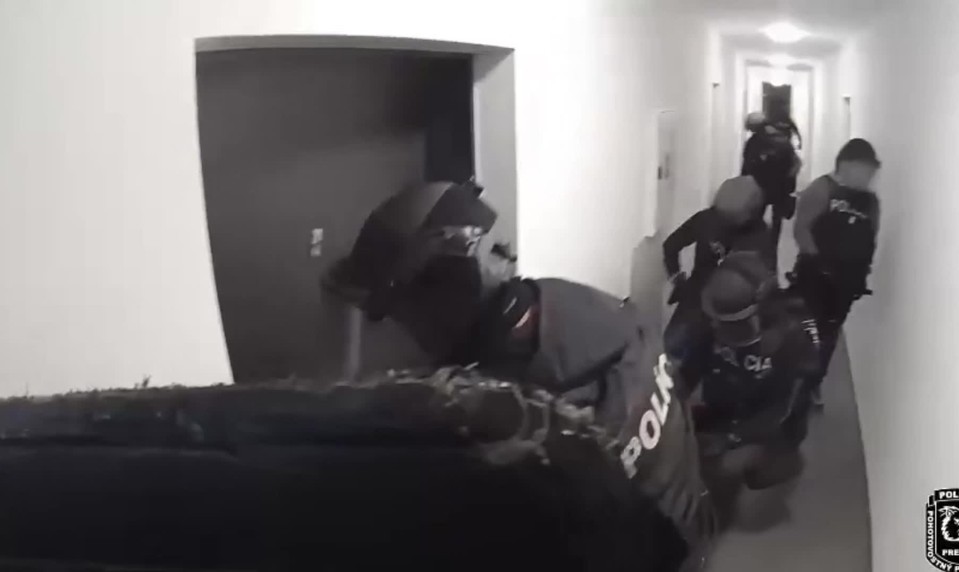 Polícia zverejnila zábery zo zásahu: Kukláči odhalili rozsiahle podvody na senioroch