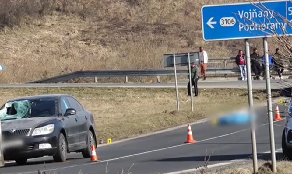 Tragická nehoda pri Podhoranoch: Zrazený chodec zraneniam na mieste podľahol