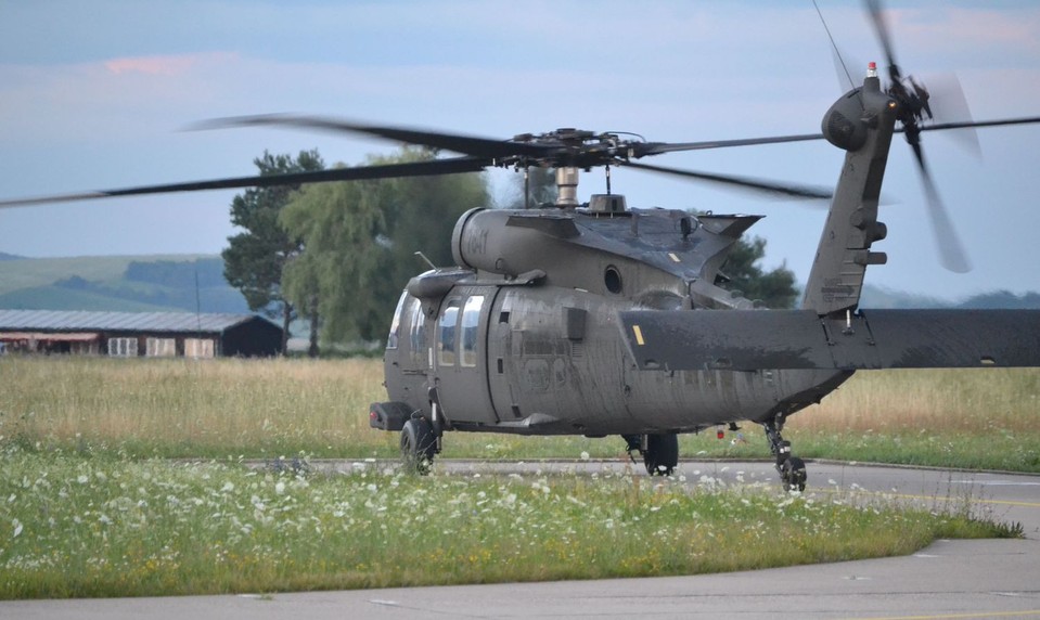 Česká firma získala významnú zákazku. Bude distribuovať diely pre vrtuľníky Black Hawk