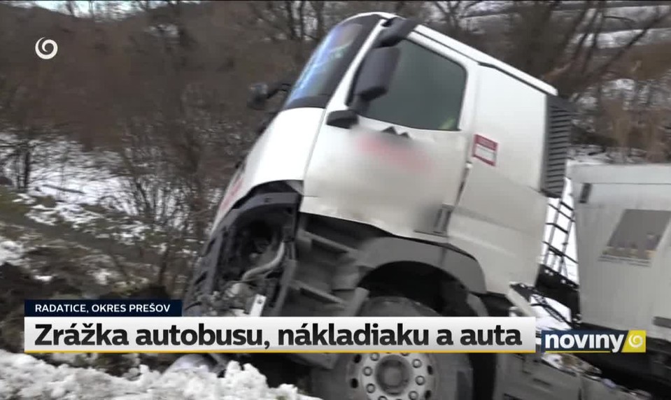 Zrážka autobusu, nákladiaku a auta