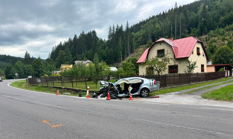 Vážna nehoda na Kysuciach: Auto skončilo v priekope, na mieste je aj vrtuľník