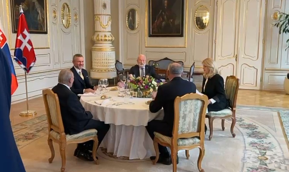 V Prezidentskom paláci sa stretli bývalé hlavy štátu. Okrem diskusie si pochutnali na delikátnom menu