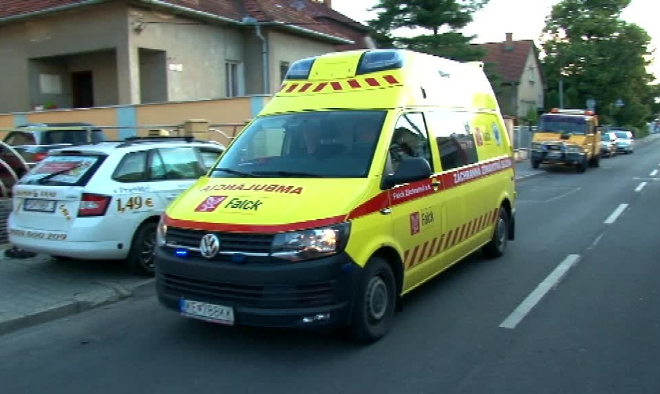 V Prievidzi sa zrazila sanitka s taxíkom