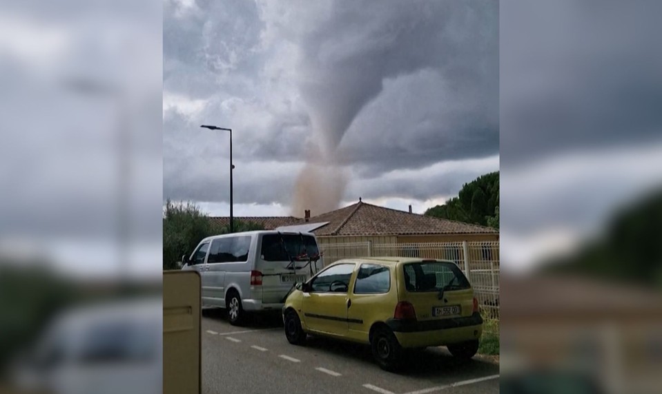Tornádo vo Francúzsku strhávalo strechy. Zranilo 41 ľudí, medzi nimi aj tehotnú ženu