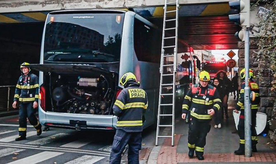Autobus plný detí uviazol pod mostom v Prahe. Na pomoc museli vyraziť hasiči