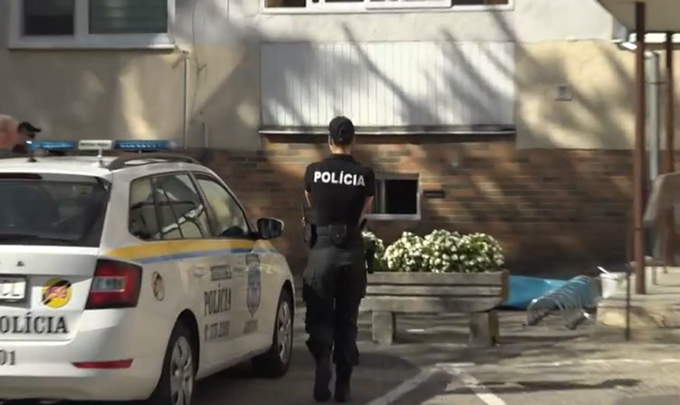Pod oknami paneláku našli policajti bezvládne telo 27-ročnej ženy