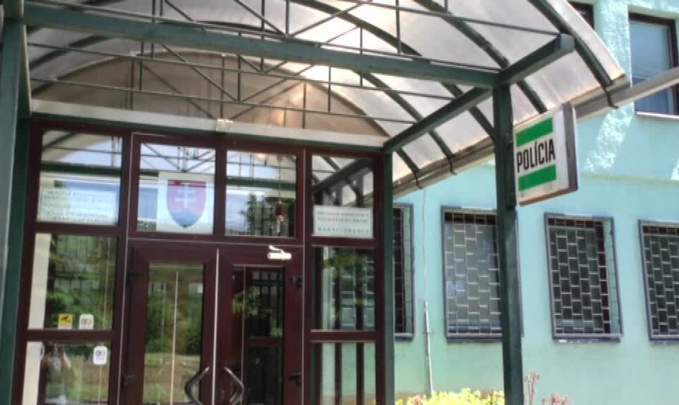 Konflikt medzi otcom a nevlastným synom sa skončil bodnou ranou