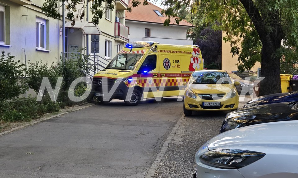 Tragický večer v Nitre: 17-ročný mladík vypadol z okna na 8. poschodí