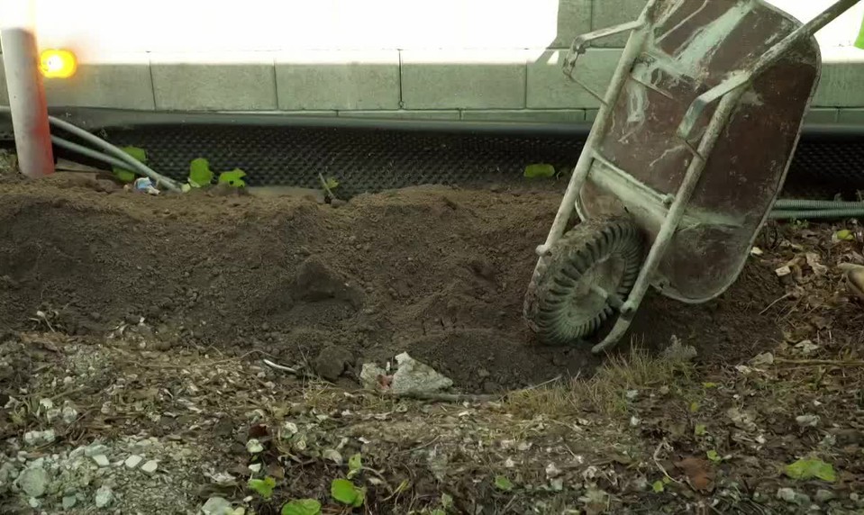 Šokujúci nález na záhrade rodinného domu. V navozenej zemine objavili ľudské pozostatky