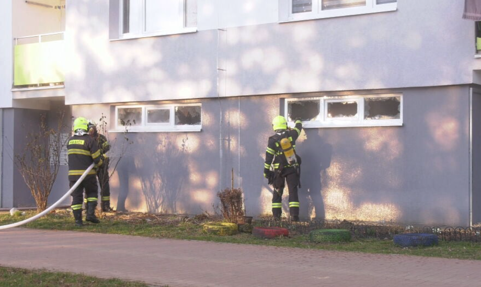 Hustý dym uväznil ľudí v paneláku. Hasiči museli rozbiť dvere