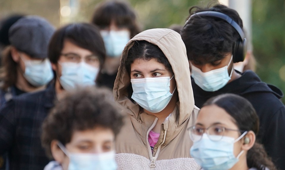 Hrozí Británii lockdown ako pri Covide? Nebezpečná nákaza zabíja mladých a šíri sa medzi študentmi