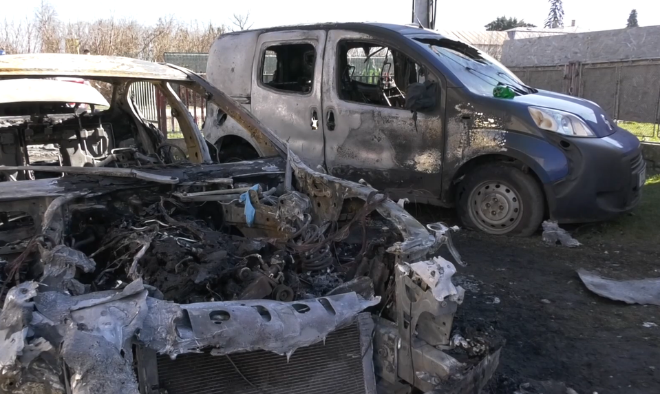 Majiteľovi večierky zhoreli autá, pred mesiacmi mu zapálili aj budovu