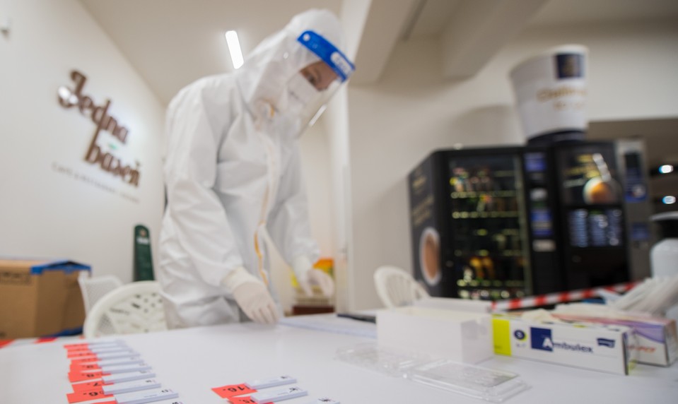 Nový variant COVID-19 vyvoláva obavy: Potvrdili ho už v desiatkach krajín vrátane Európy