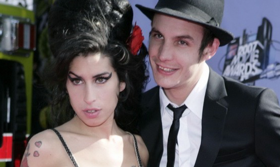 Vinili ho zo smrti Amy Winehouse, teraz prišla ďalšia rana! Zomrela aj matka jeho detí!