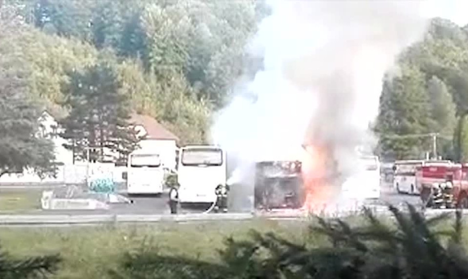 Požiar autobusu v Hriňovej. Hasiči na plemene nestačili
