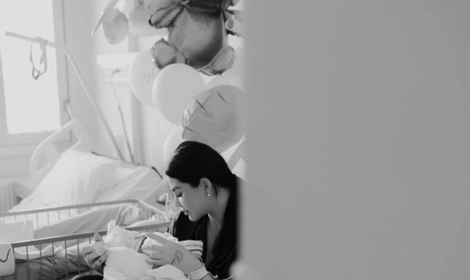 Plačkovej dcérka má len dva týždne a už dostala luxusnú kabelku za tisíce